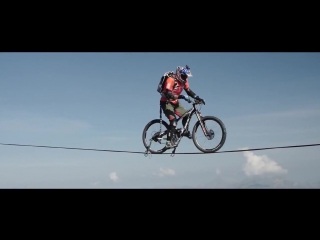 На велосипеде по ленте над ущельем