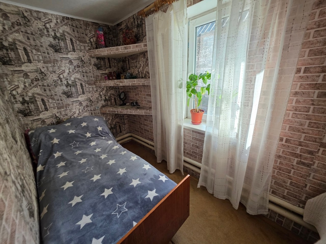 Дом 67м2 р-н 11 поликлиники ЦЕНТР!, Ленинский рн Луганск ✅Материал стен: мергель обложен кирпичом, утеплен. Крыша - шифер. ✅Одноконтурный экономичный котёл. ✅Дом в один этаж. ✅Кухня, столовая, санузел, пять комнат из них три отдельные. ✅В доме остаётся вся мебель и бытовая техника по договоренности. ✅Земля 5 ...