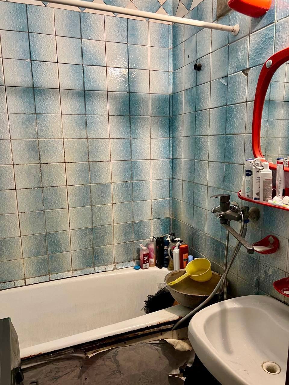 Продам 4-кк с АВТОНОМНЫМ ОТОПЛЕНИЕМ на кв Якира ( район маг. Универсам 1) 4 этаж 9-го дома. Дом полностью был отремонтирован в 2024 году. Общая площадь 80,4 м 2. В квартире жилое состояние. Окна и балконная рама м/п. Отличное месторасположение . Рядом остановка транспорта с очень хорошей развязкой, магазины, ...