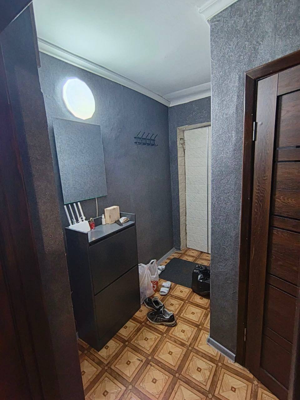 Продам 1комнатную квартиру 2этаж 5этажного дома.Общая площадь 34м2. В квартире зделан ремонт состояние заходи и живи квартира с АО двухконтурный котел. Удобное место расположение транспортная развязка , институт им Матусовского. Документы РФ. По всем вопросам: +79595025253...