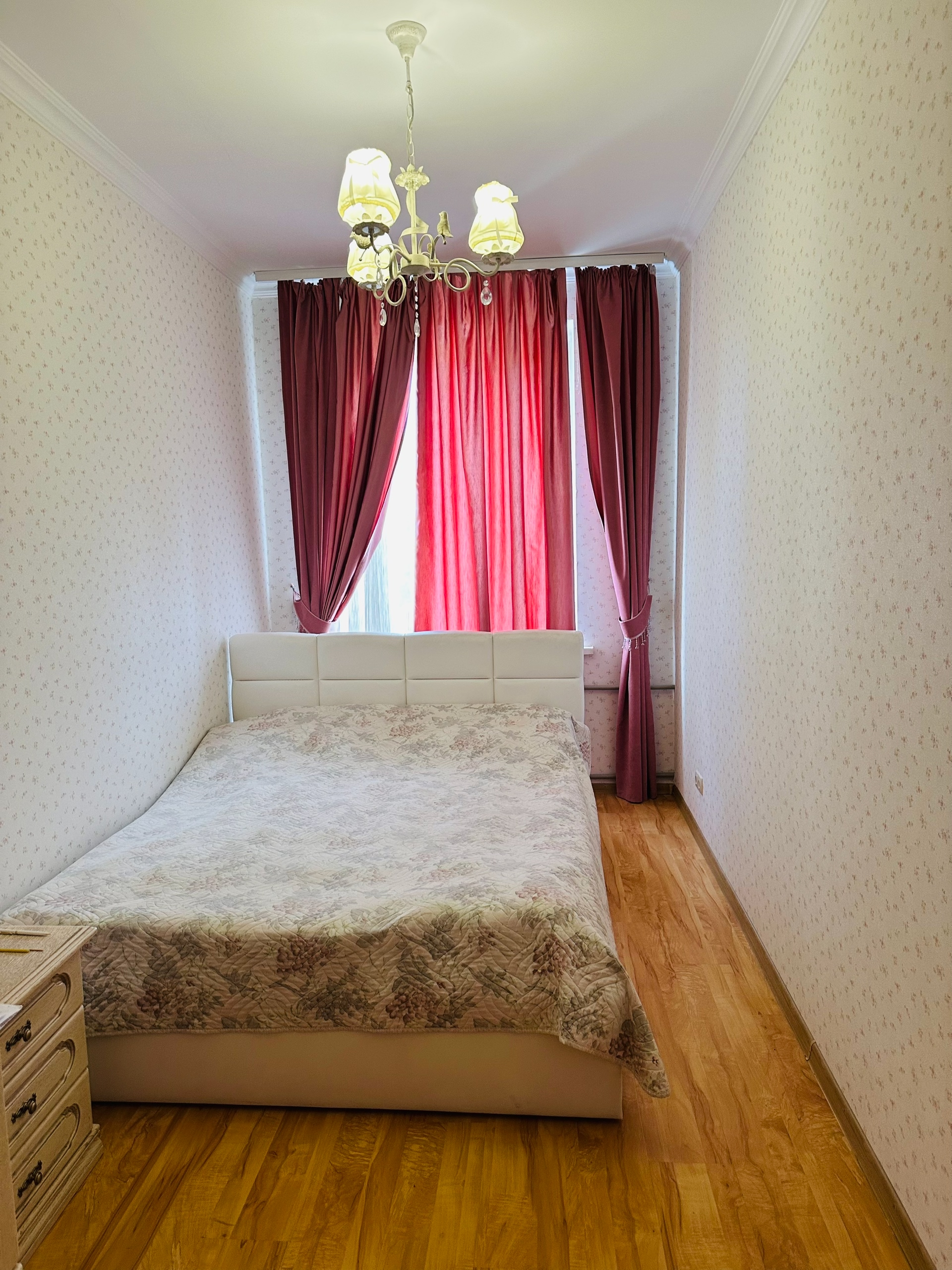 Продам 3 х квартиру в самом сердце Луганска , ул. Алексеева , дом кирпичный 3/5 , квартира очень теплая , площадь 58 м2, перепланировка - узаконена , -новая электропроводка - полы стяжка (ламинат, + плитка ) - стены выравнивались - замена всех коммуникаций - столярка дерево - Качественный ремонт делали для се...