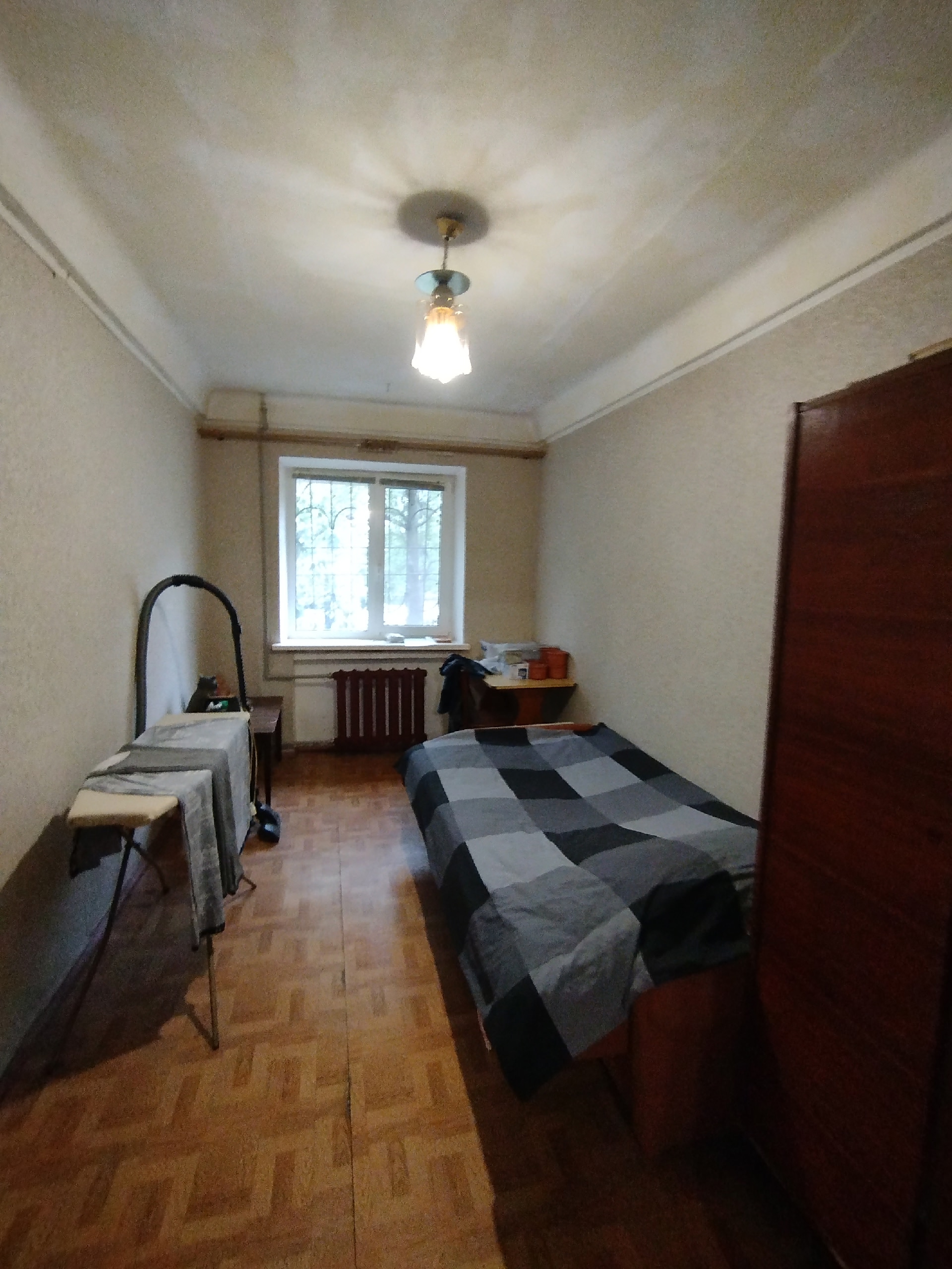 🏡 Продаётся 3-комнатная квартира на кв. Ватутина, Жовтневый район 📍 1/5 этаж, площадь 73 м² ✨ Просторные изолированные комнаты ✨ Окна металлопластик + дерево с решётками ✨ Качественная деревянная столярка ✨ Санузел совмещённый ✨ Кухня 7,2 м² + пристройка 20 м² ✨ Подвал (заменена канализация) 🔹 Квартира в жило...